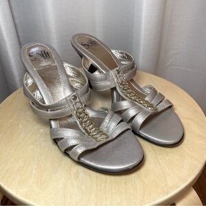 Sofft Shiny Beige Gold Strappy Chain Front Leather Upper Heels Women’s Size 9